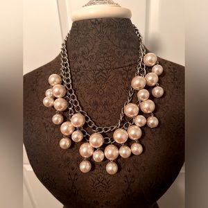 Gorgeoussss Statement Pearl Necklace! Silvertone with Light Blush Pearls!